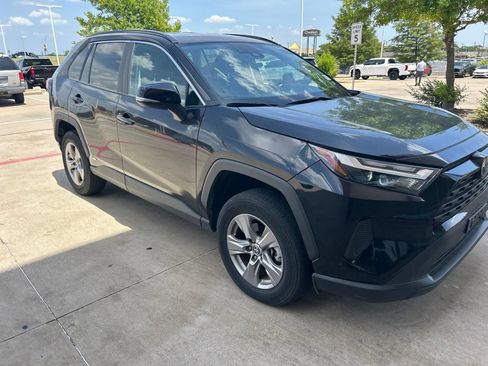 Used 2024 Toyota RAV4 LE AWD/4WD image 4