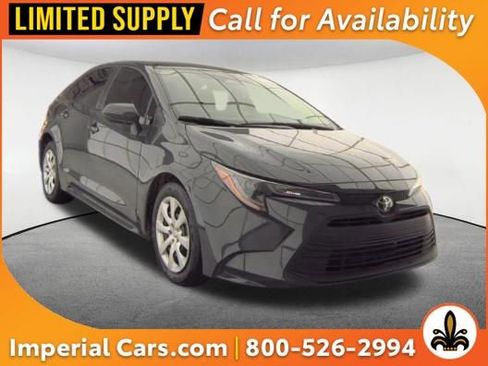 Used 2025 Toyota Corolla LE FWD image 1