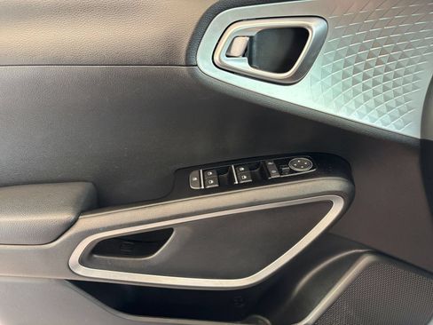 Used 2025 Kia Soul LX w/ LX Technology Package FWD image 18