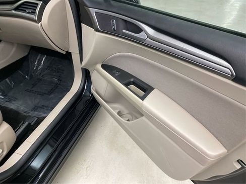 Used 2018 Ford Fusion SE image 25