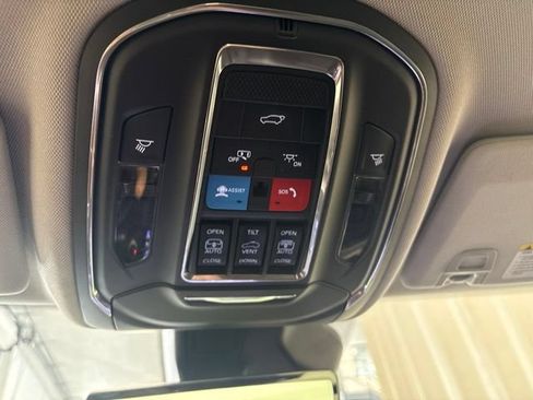 Used 2023 Jeep Grand Cherokee Limited w/ Luxury Tech Group II AWD/4WD image 28