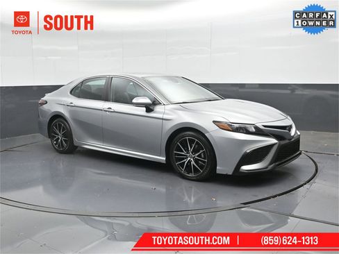 Used 2023 Toyota Camry SE image 4