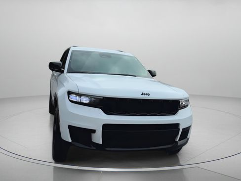 Used 2025 Jeep Grand Cherokee L Laredo image 4