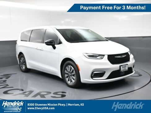 Used 2024 Chrysler Pacifica Limited FWD image 1