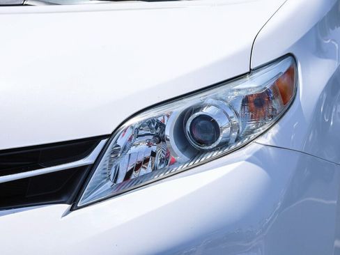 Used 2020 Toyota Sienna LE w/ Carpet Mat Package FWD image 21