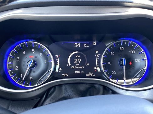 Used 2023 Chrysler Pacifica Touring-L FWD image 32