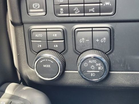 Used 2025 Chevrolet Suburban Z71 AWD/4WD image 21