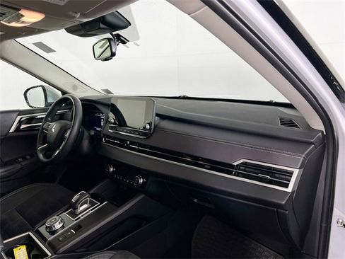 Used 2023 Mitsubishi Outlander SE image 27