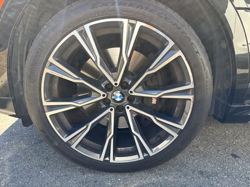 Used 2021 BMW X7 M50i image 7