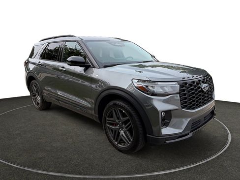 Used 2025 Ford Explorer ST-Line w/ ST-Line Street Pack AWD/4WD image 9