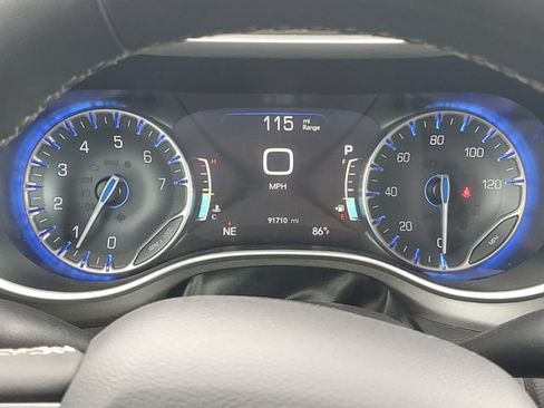 Used 2023 Chrysler Pacifica Touring-L FWD image 20
