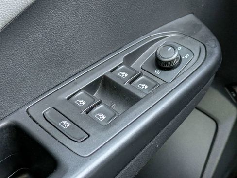 Certified 2022 Volkswagen Taos SE image 30