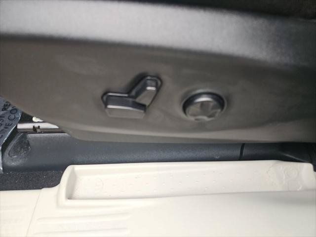 Certified 2024 Chrysler Pacifica Touring-L FWD image 28