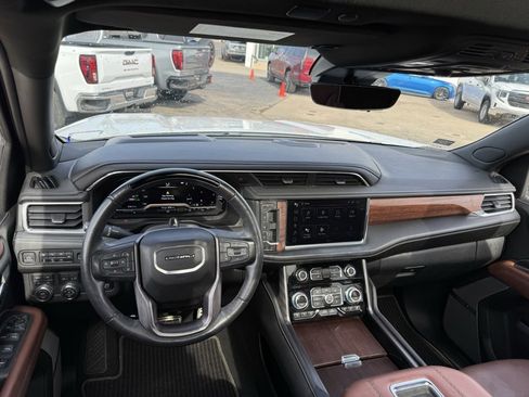 Used 2023 GMC Yukon Denali Ultimate image 3