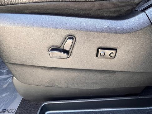 Used 2015 Chrysler Town & Country Touring FWD image 24