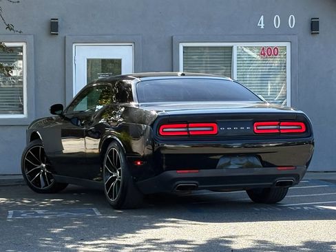 Used 2016 Dodge Challenger SXT image 7
