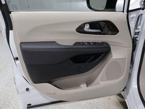 Certified 2024 Chrysler Pacifica Limited AWD/4WD image 15