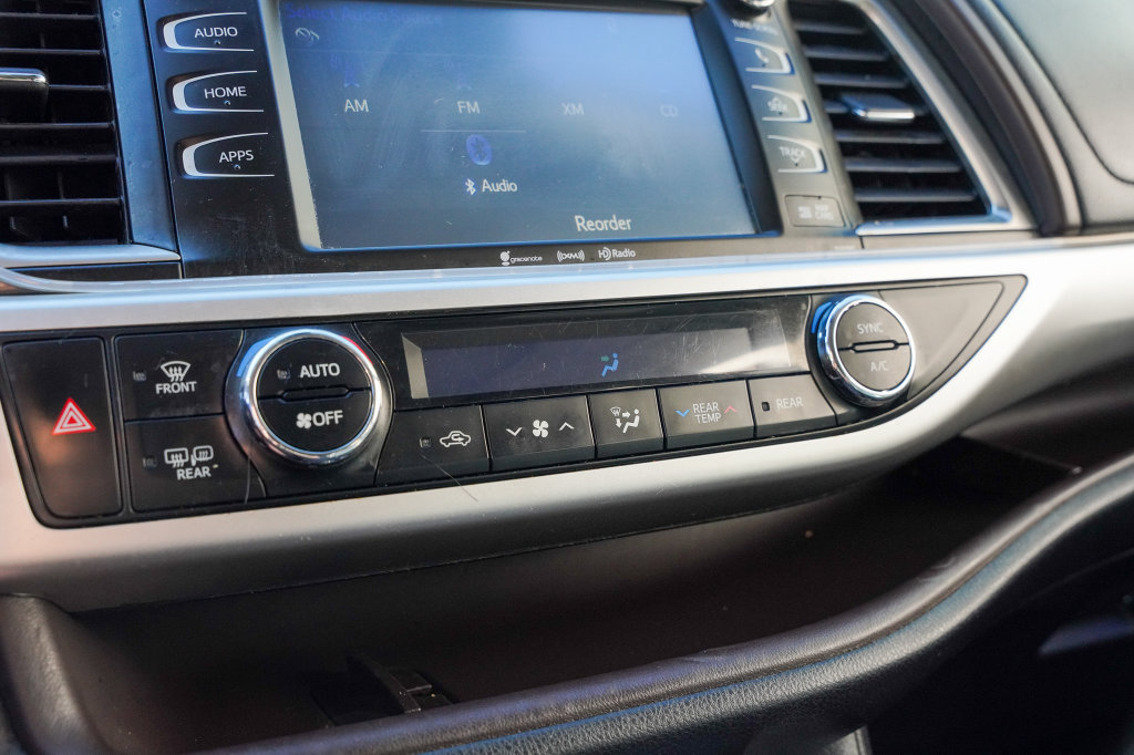 Used 2019 Toyota Highlander XLE AWD/4WD image 22