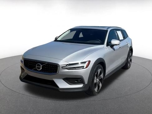 Used 2025 Volvo V60 B5 Cross Country Plus image 7