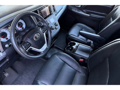 Used 2020 Toyota Sienna SE w/ SE Preferred Package image 10