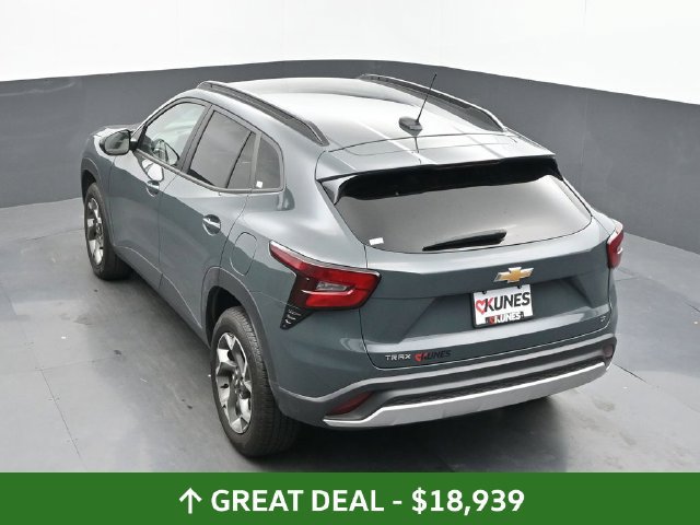Used 2025 Chevrolet Trax LT FWD image 43