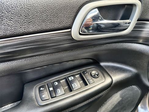 Used 2021 Jeep Grand Cherokee Laredo image 15