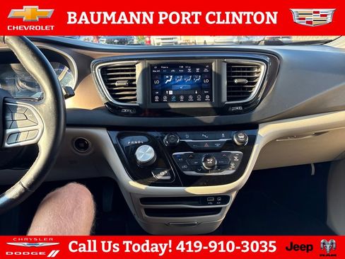 Used 2018 Chrysler Pacifica Touring-L FWD image 18