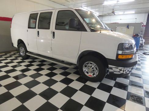 Used 2024 Chevrolet Express 2500 w/ Driver Convenience Package RWD image 4