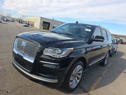 Used 2024 Lincoln Navigator Premiere image 2