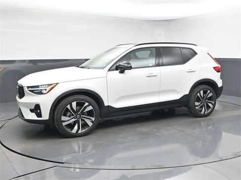 Used 2025 Volvo XC40 B5 Plus w/ Protection Package Premier image 4