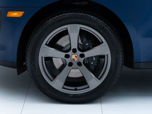 Certified 2024 Porsche Macan AWD/4WD image 11