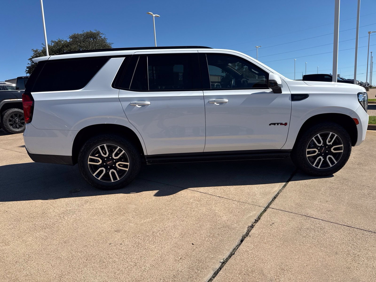 Used 2024 GMC Yukon AT4 w/ AT4 Premium Plus Package AWD/4WD image 8