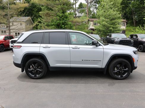 Used 2025 Jeep Grand Cherokee Altitude AWD/4WD image 8