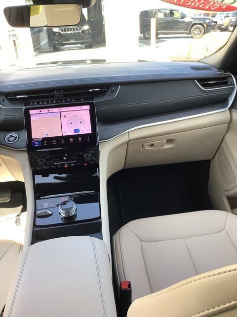 Certified 2025 Jeep Grand Cherokee Limited AWD/4WD image 13