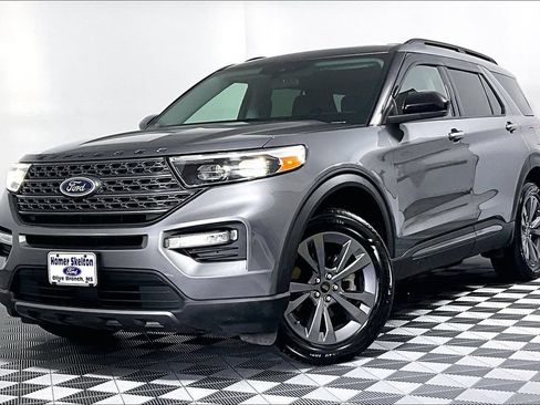 Used 2022 Ford Explorer XLT w/ Equipment Group 202A AWD/4WD image 2