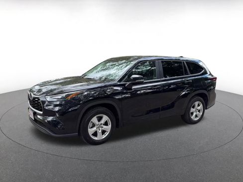 Used 2025 Toyota Highlander LE FWD image 8