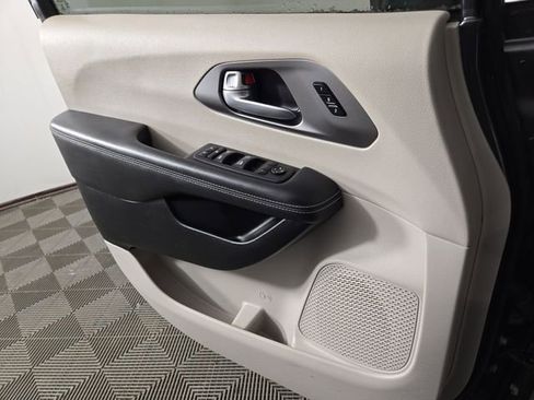 Used 2023 Chrysler Pacifica Touring-L image 30