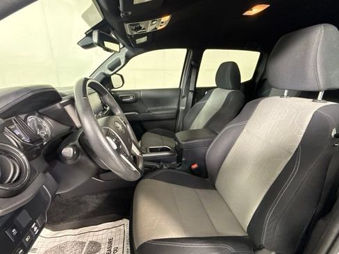 Used 2021 Toyota Tacoma TRD Off-Road w/ Technology Package AWD/4WD image 18