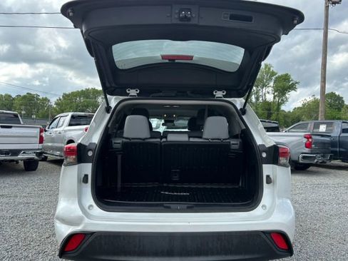 Used 2023 Toyota Highlander L FWD image 10
