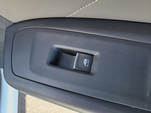 Certified 2022 Volkswagen Atlas Cross Sport SEL R-Line image 9