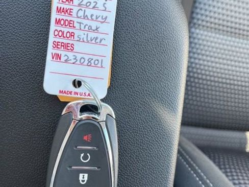 Used 2025 Chevrolet Trax LT w/ LT Convenience Package image 44