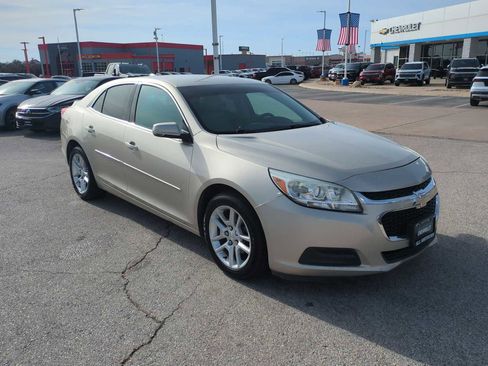 Used 2015 Chevrolet Malibu LT w/ Power Convenience Package image 2
