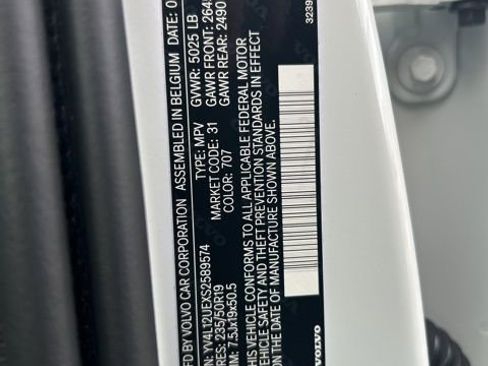 Certified 2025 Volvo XC40 B5 Plus image 28