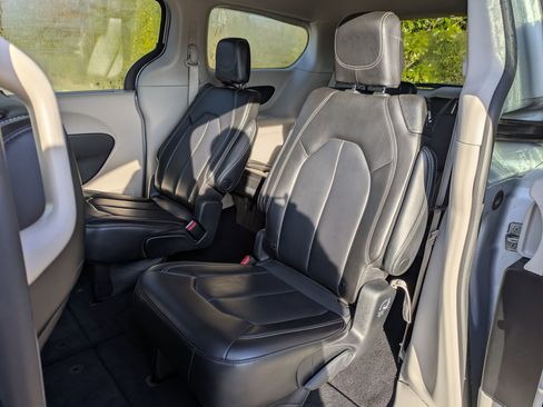 Used 2023 Chrysler Pacifica Touring-L image 25