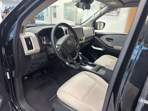 Used 2025 Nissan Frontier SV image 2