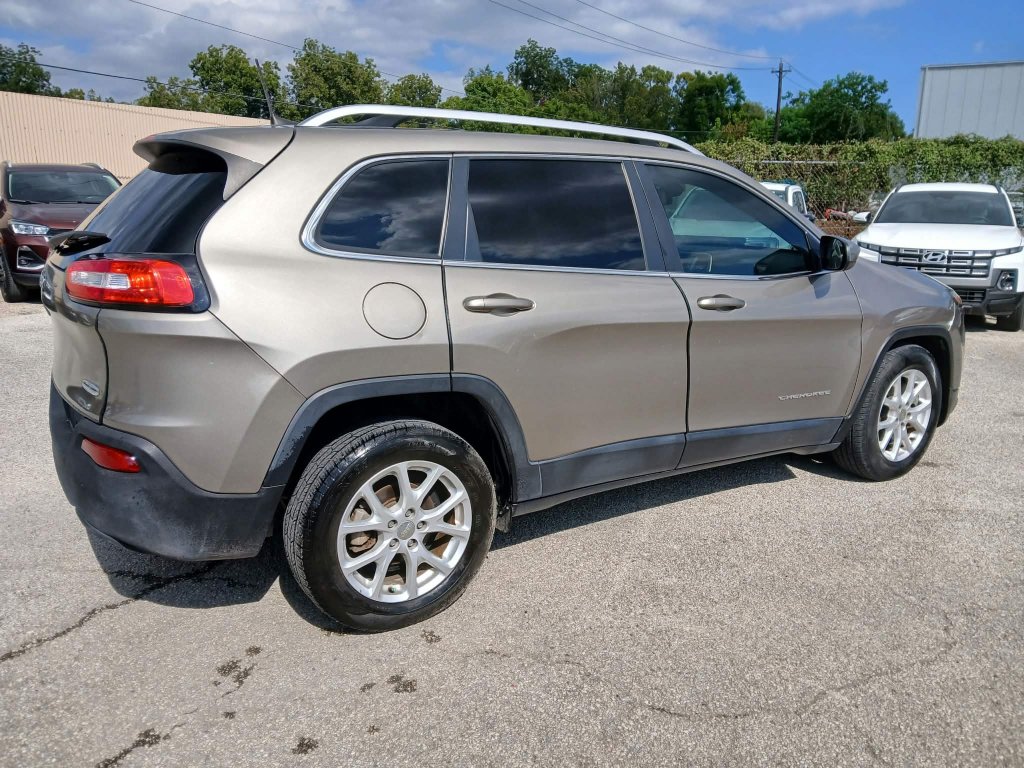 Used 2017 Jeep Cherokee Latitude FWD image 5