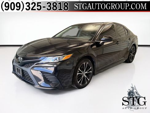 Used 2020 Toyota Camry SE FWD image 1