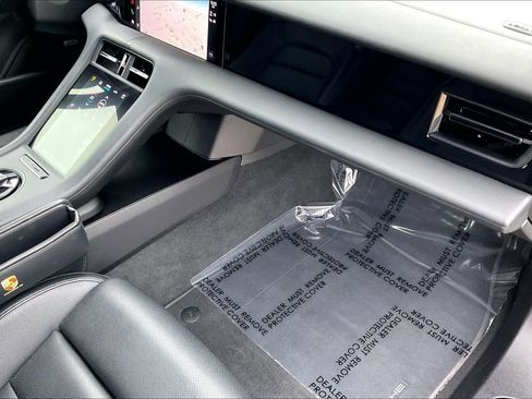 Used 2022 Porsche Taycan image 19