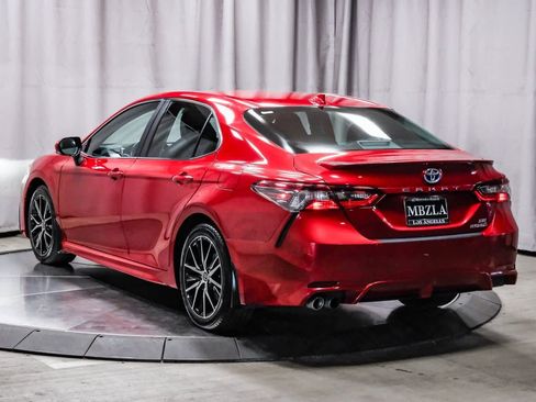 Used 2022 Toyota Camry SE image 2