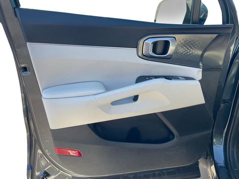 Used 2025 Kia Sorento S image 6